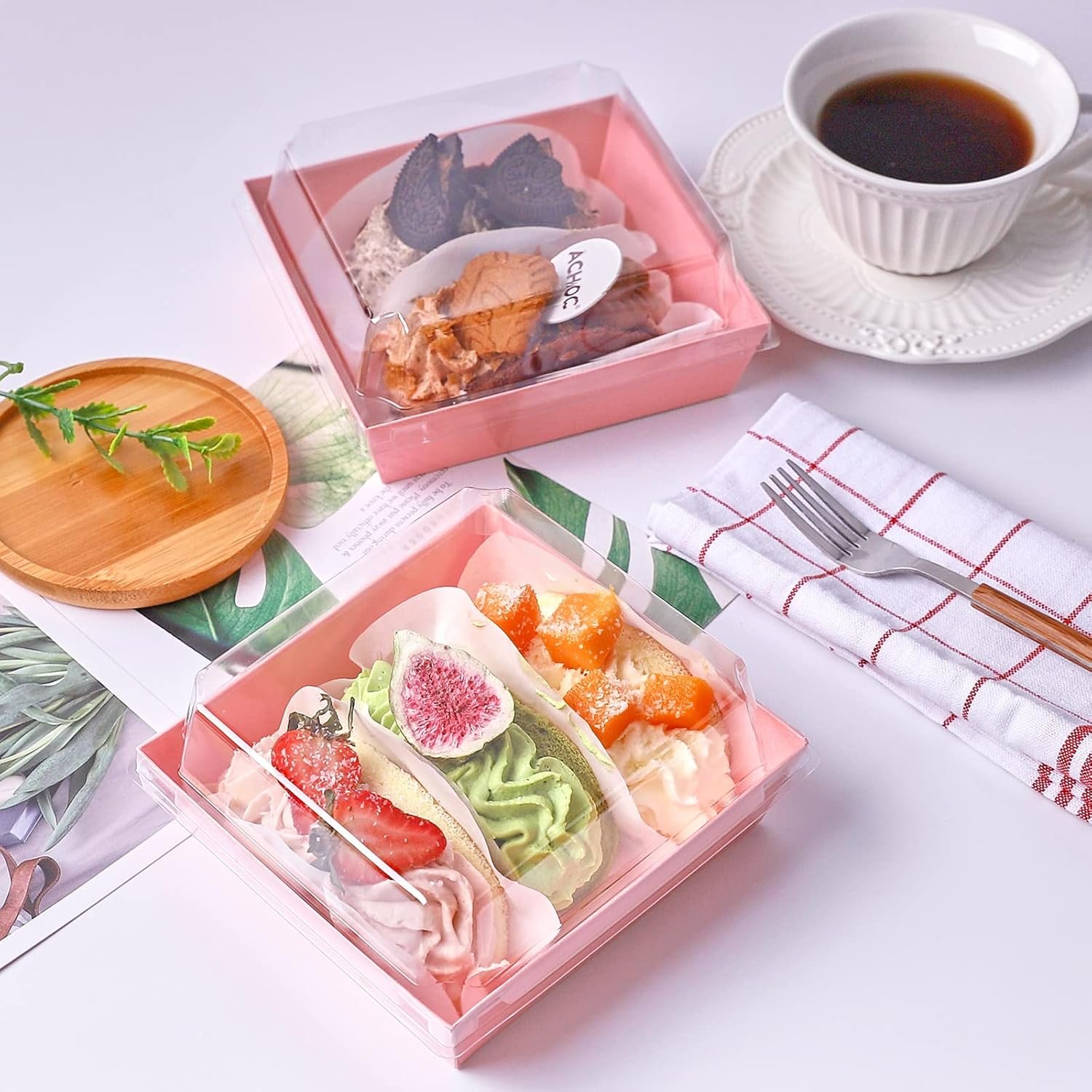 Saját márkás átlátszó fedeles kis charcuterie dobozok egyedi logóval 5 hüvelykes eldobható papír ételtárolók szendvics keksz sütemény tortaszelet számára rózsaszín 50 db gyártótól