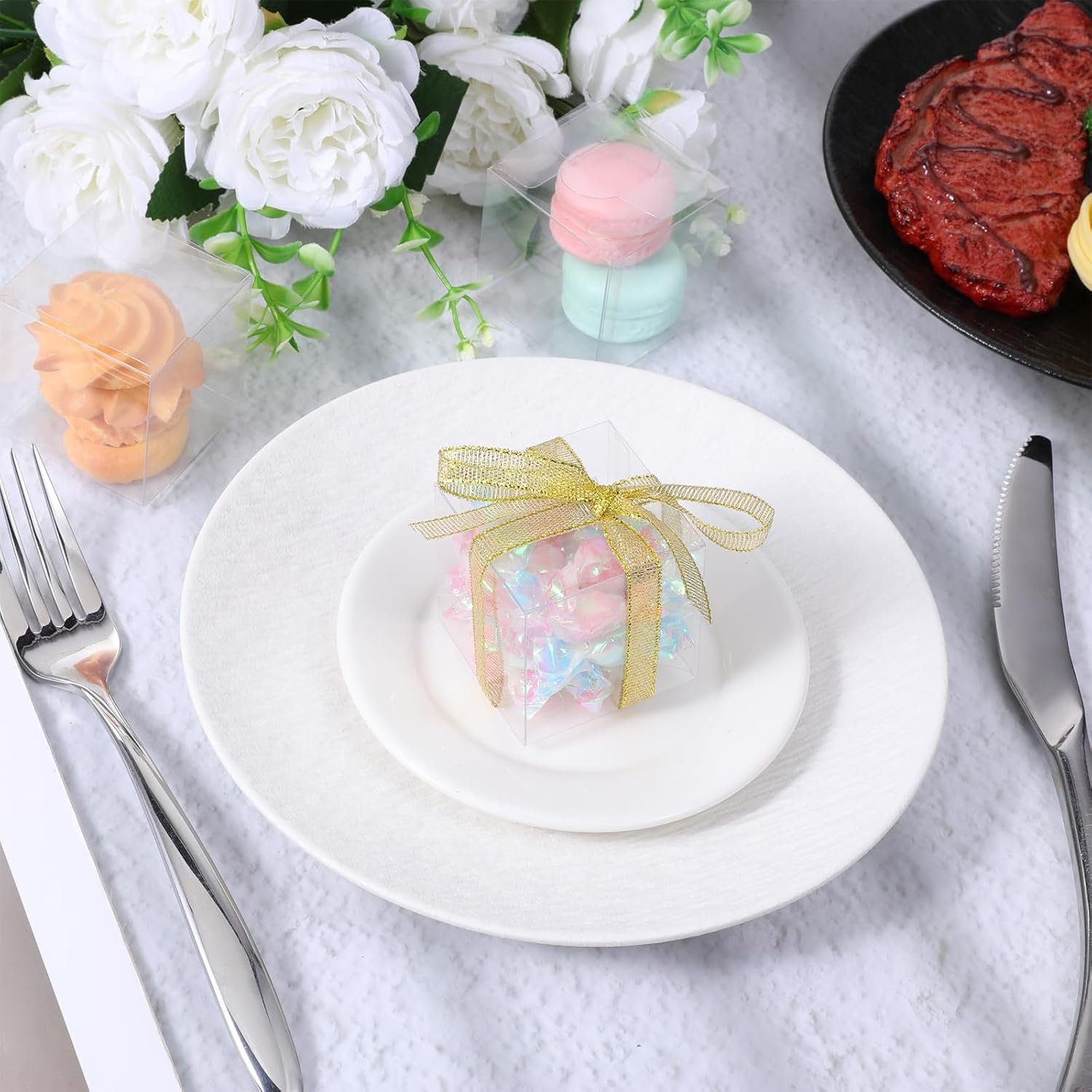 Egyedi Logós 200 db Átlátszó Szalaggal Mini Kocka Favor Dobozok 5x5x5 cm Saját Márkás Műanyag Cukorkatartók Macaron Esküvő Babazuhany Születésnap Party Favorokhoz Gyártótól