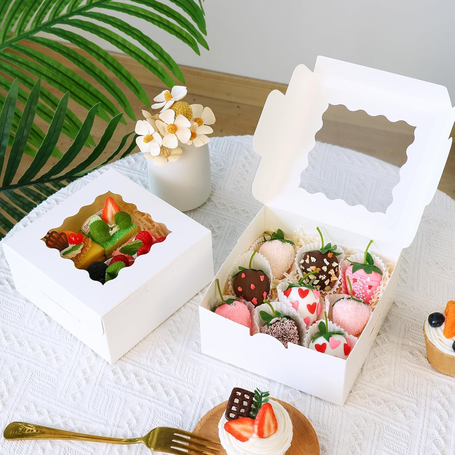 Saját márkás 80 db 6x6x3 hüvelykes fehér ablakos süteménydobozok egyedi logóval keksz macaron cupcake fánk csokoládé eper sütemény finomságok kis tartói beszállítótól