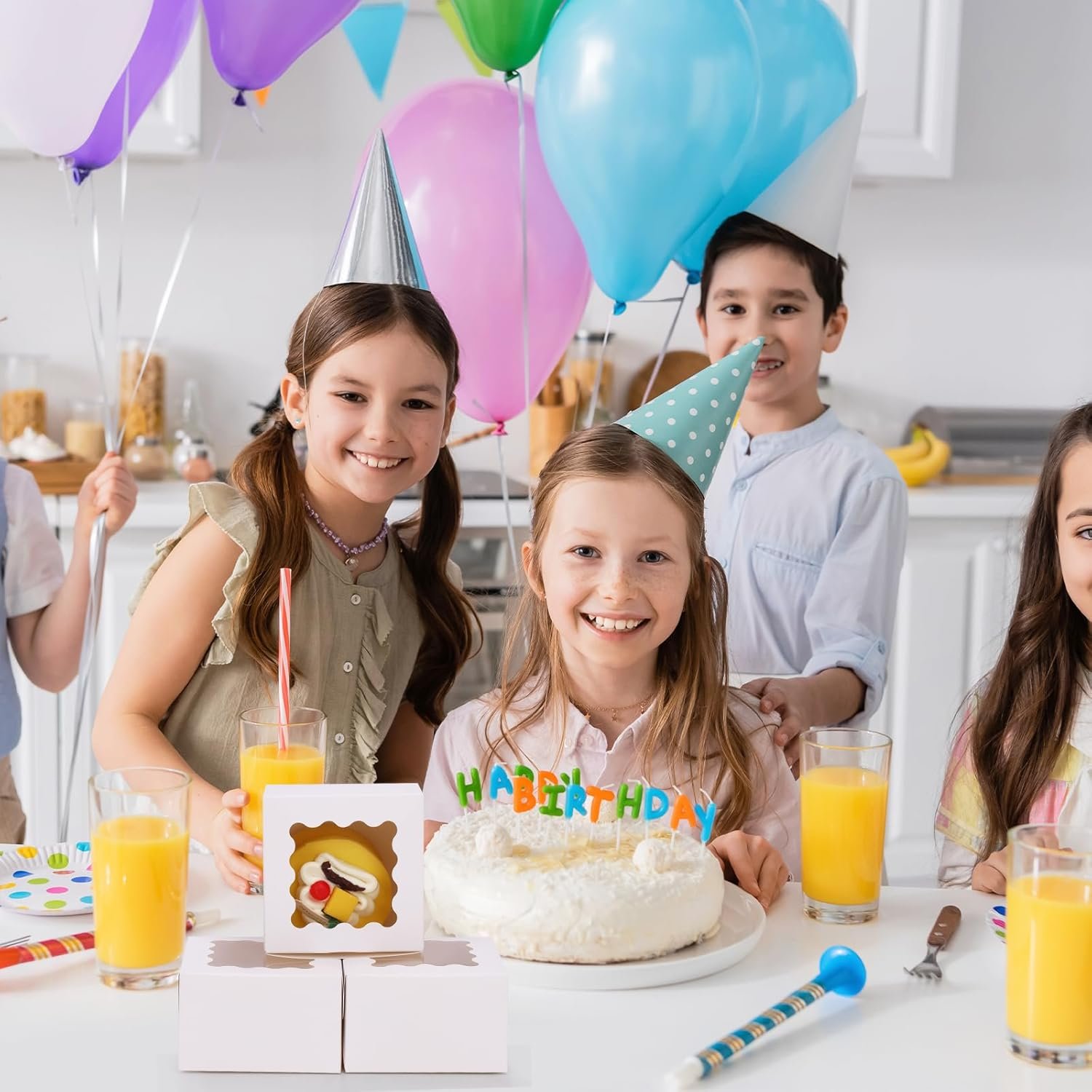 Saját Márkás Fehér Ablakos Süteménydobozok 24 db 10x10x6 cm Kis Matricás Pékdoboz Egyedi Logóval Kekszekhez Édességekhez Csokis Eprekhez Mini Tortákhoz Gyártótól