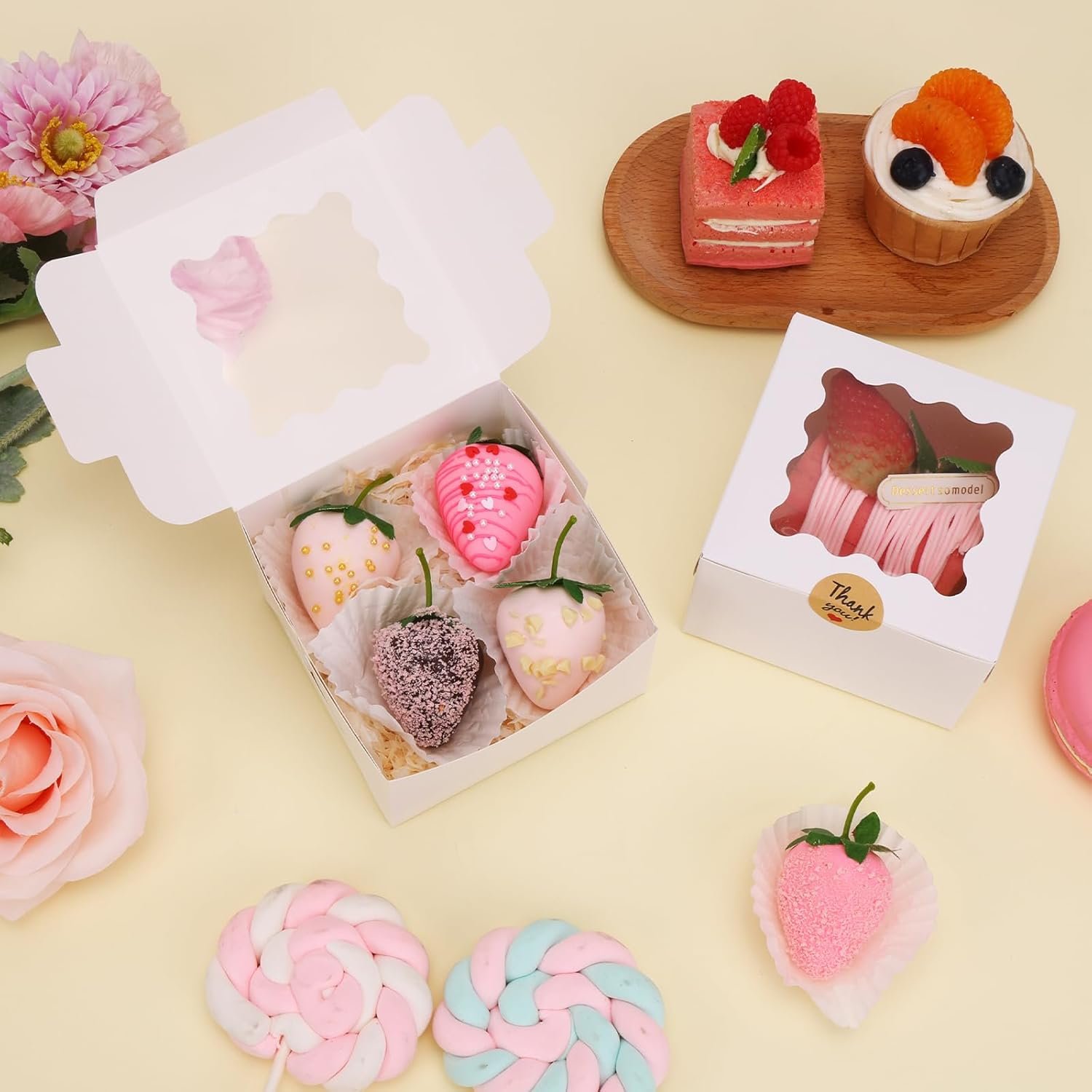 Saját Márkás Fehér Ablakos Süteménydobozok 24 db 10x10x6 cm Kis Matricás Pékdoboz Egyedi Logóval Kekszekhez Édességekhez Csokis Eprekhez Mini Tortákhoz Gyártótól
