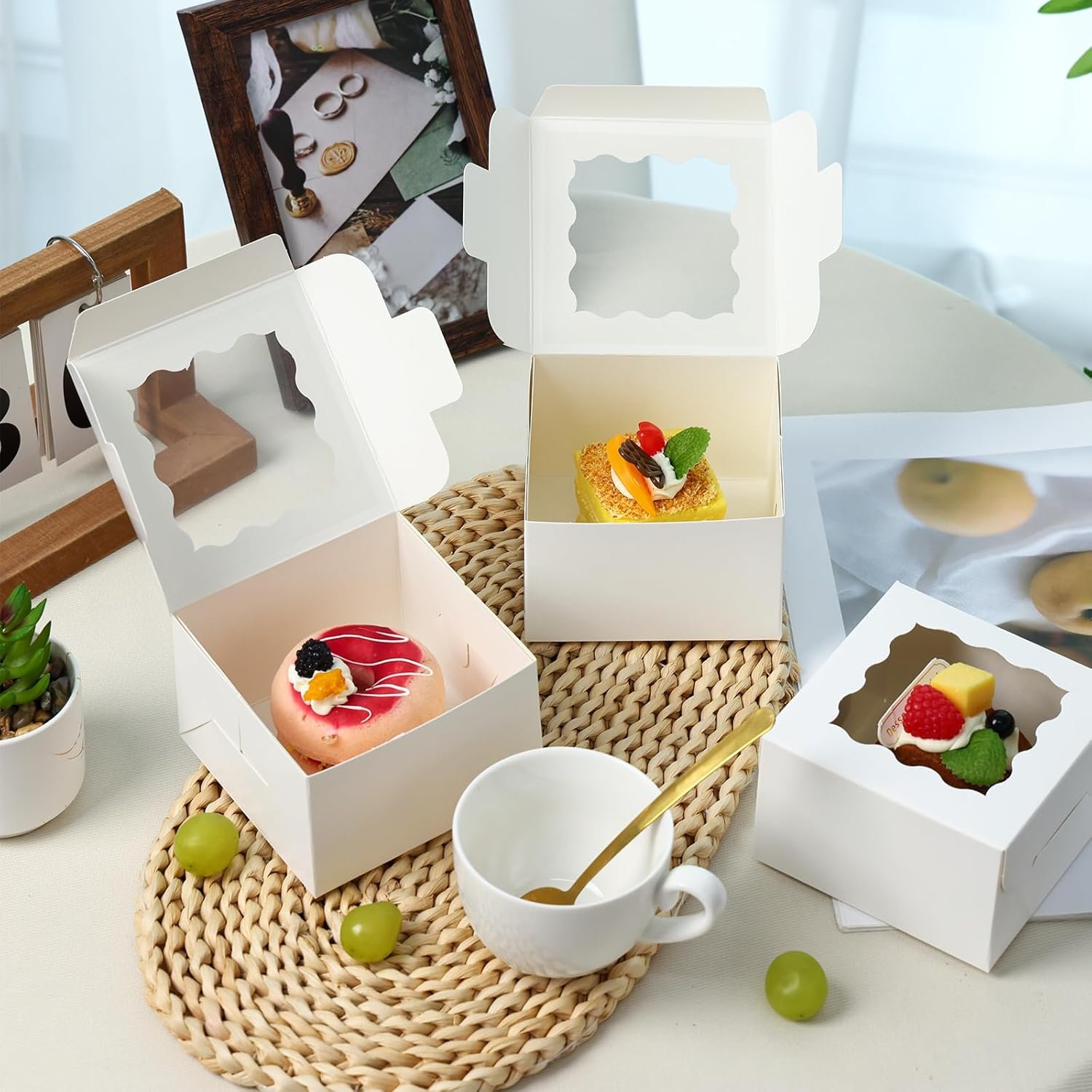 Saját Márkás Fehér Ablakos Süteménydobozok 50 db 10x10x6.5 cm 5 db Matricával Egyedi Logóval Kis Sütikhez Csemegékhez Desszertekhez Csokoládés Eperhez Mini Tortához Gyártótól