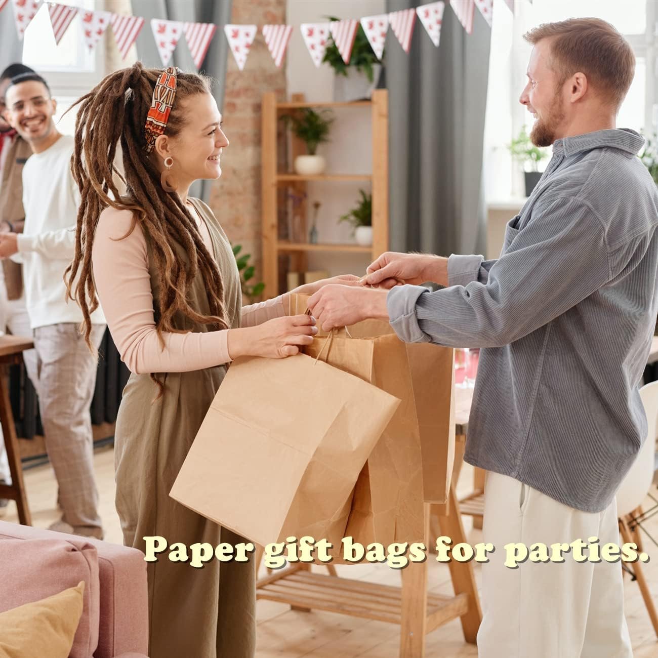 Saját Márkás 12x7x12 fogantyús barna kraft papírtáskák 50 db Egyedi Logó széles aljú újrahasznosított elviteles bevásárló táskák Gyártó