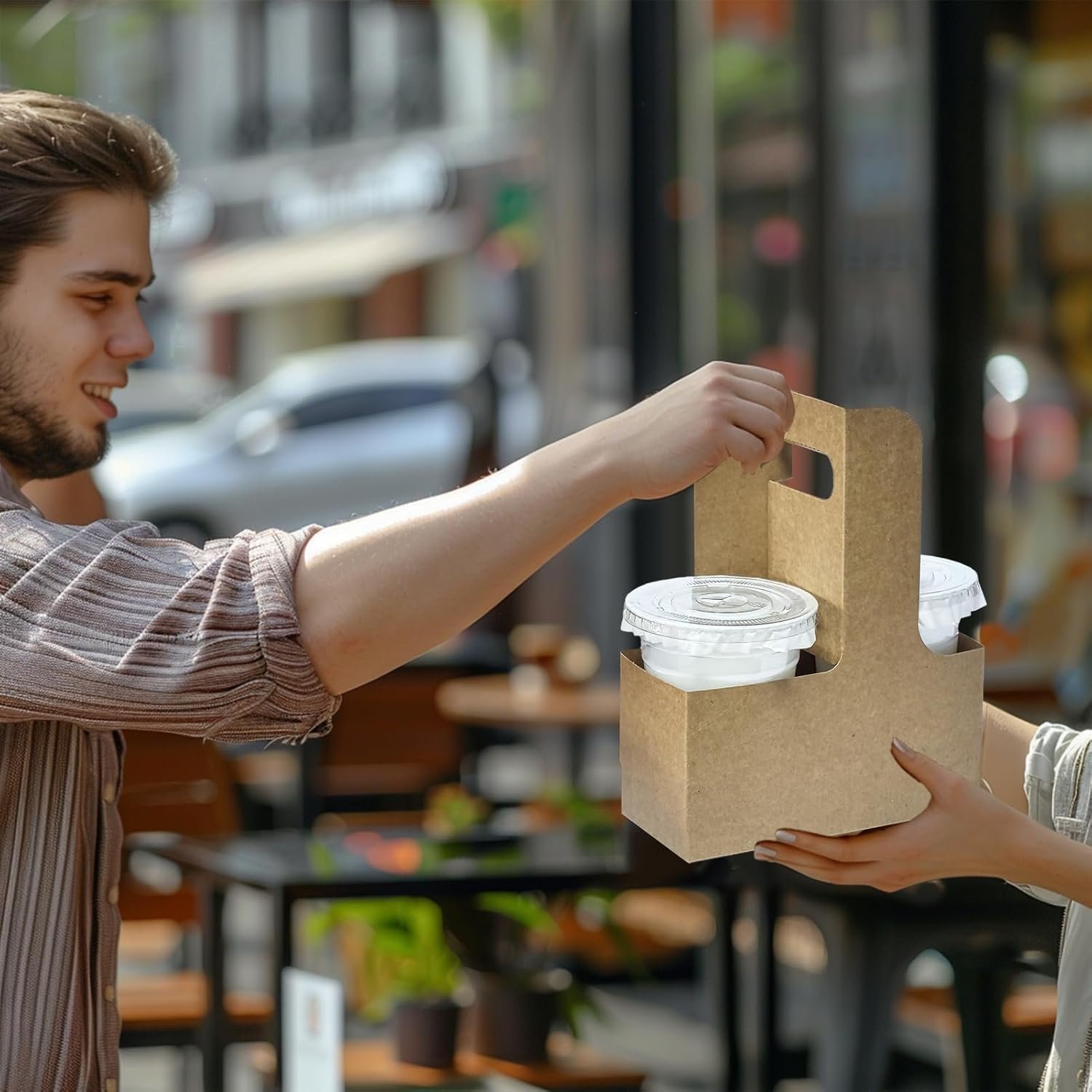 Saját márkás 2 csészes eldobható pohártartó fogantyúval kiszállításhoz 10 db barna kraft karton tartók meleg vagy hideg italokhoz egyedi logóval takeaway kávéhordó ételekhez a gyártótól