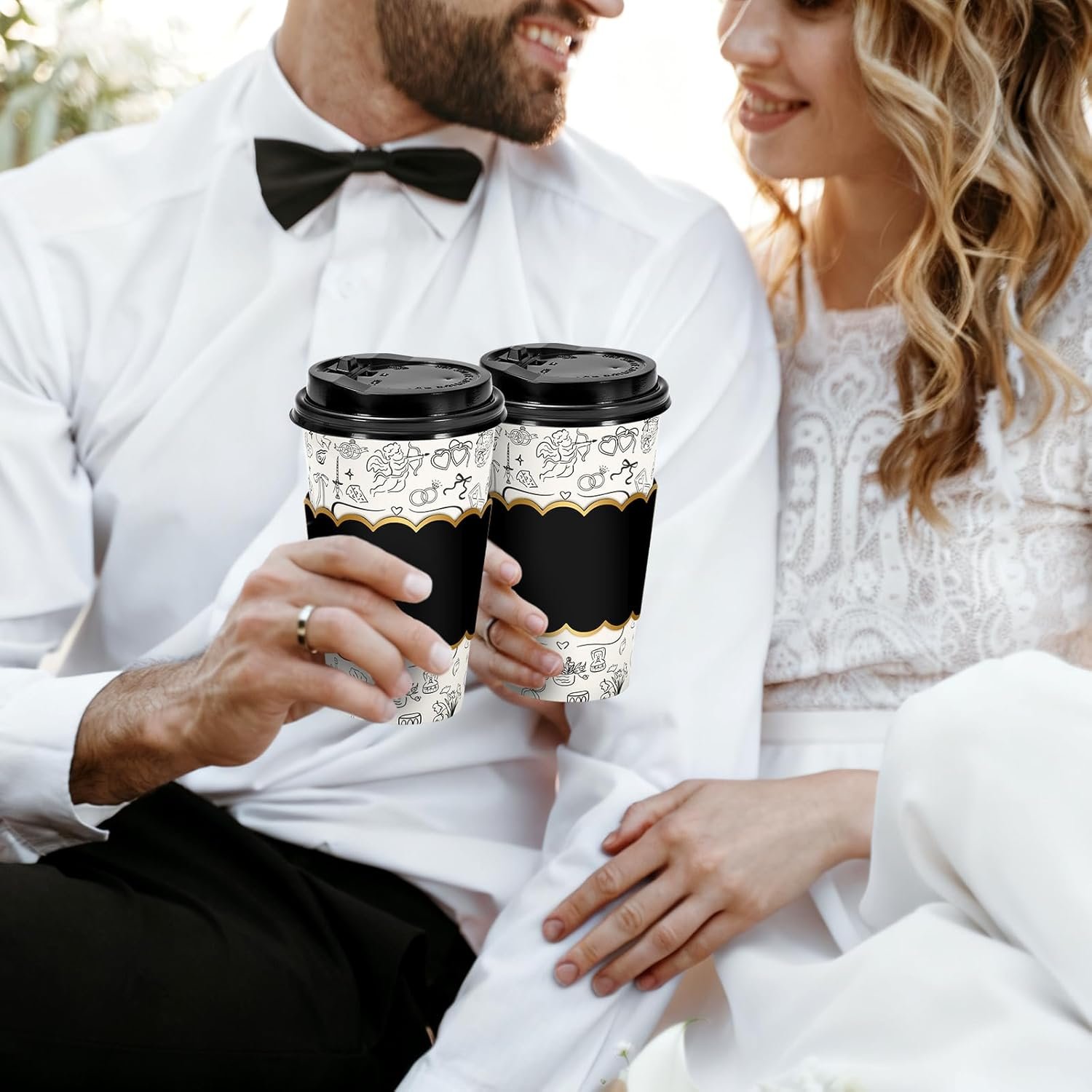 Egyedi Logó Fekete Esküvői Papírkávéspoharak Saját Márkás 50 Szett 16 Oz Fedéllel Hüvellyel Menyasszony Vőlegény Torta Leánybúcsú Eldobható Cappuccino Csokoládé Kakaó Beszállító Egyedi Logó Fekete Esküvői Papírkávéspoharak Saját Márkás 50 Szett 16 Oz Fedéllel Hüvellyel Menyasszony Vőlegény Torta Leánybúcsú Eldobható Cappuccino Csokoládé Kakaó Beszállító