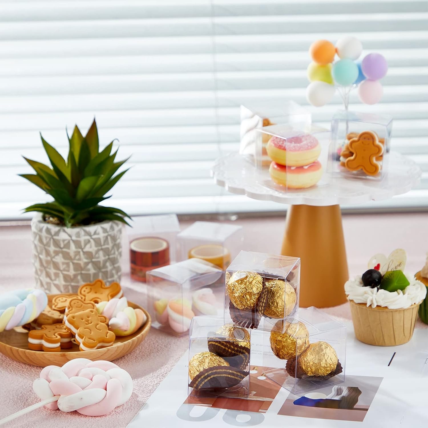 Saját Márkás 200 db 2 x 2 x 2 hüvelykes átlátszó műanyag kocka favor dobozok egyedi logóval kis cukorka ajándék csomagolók macaron születésnap esküvő baby shower gyártótól Saját Márkás 200 db 2 x 2 x 2 hüvelykes átlátszó műanyag kocka favor dobozok egyedi logóval kis cukorka ajándék csomagolók macaron születésnap esküvő baby shower gyártótól