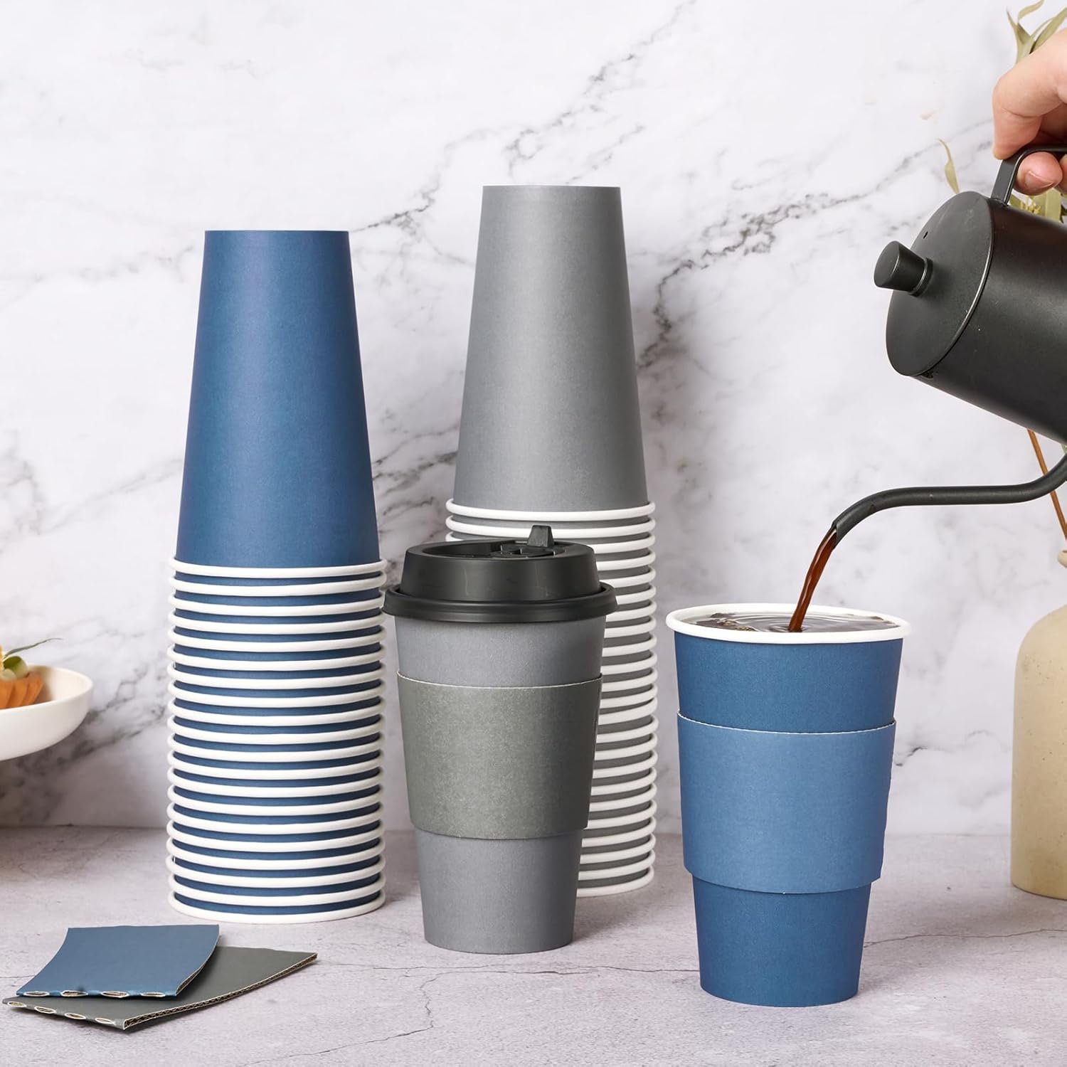 Saját Márkás 100 db 16 oz eldobható papír kávéspoharak fedelekkel ujjvédőkkel és keverőpálcikákkal forró kávéhoz vízhez gyümölcsléhez egyedi logóval kék-szürke kávézók iskolák irodák üzletek számára megbízható gyártótól