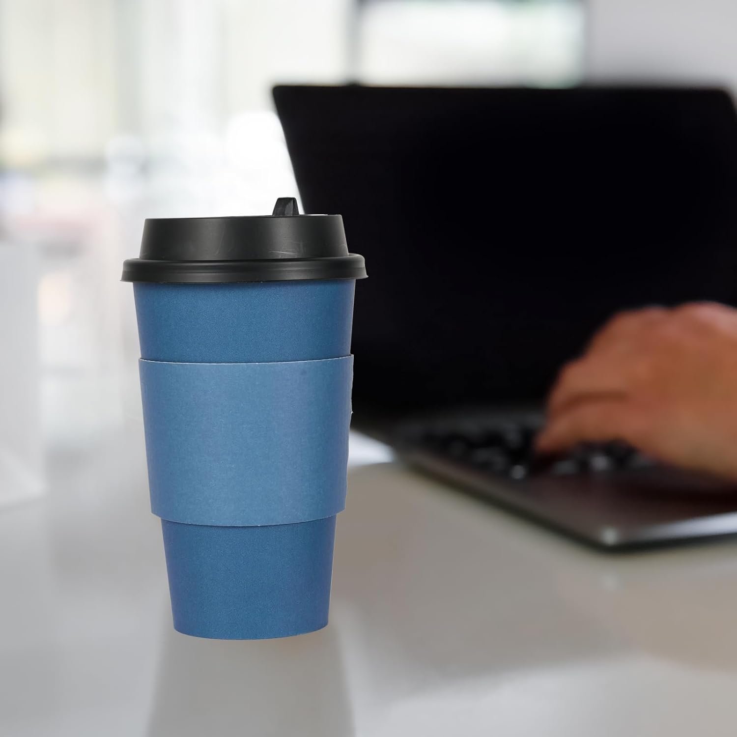 Saját Márkás 100 db 16 oz eldobható papír kávéspoharak fedelekkel ujjvédőkkel és keverőpálcikákkal forró kávéhoz vízhez gyümölcsléhez egyedi logóval kék-szürke kávézók iskolák irodák üzletek számára megbízható gyártótól