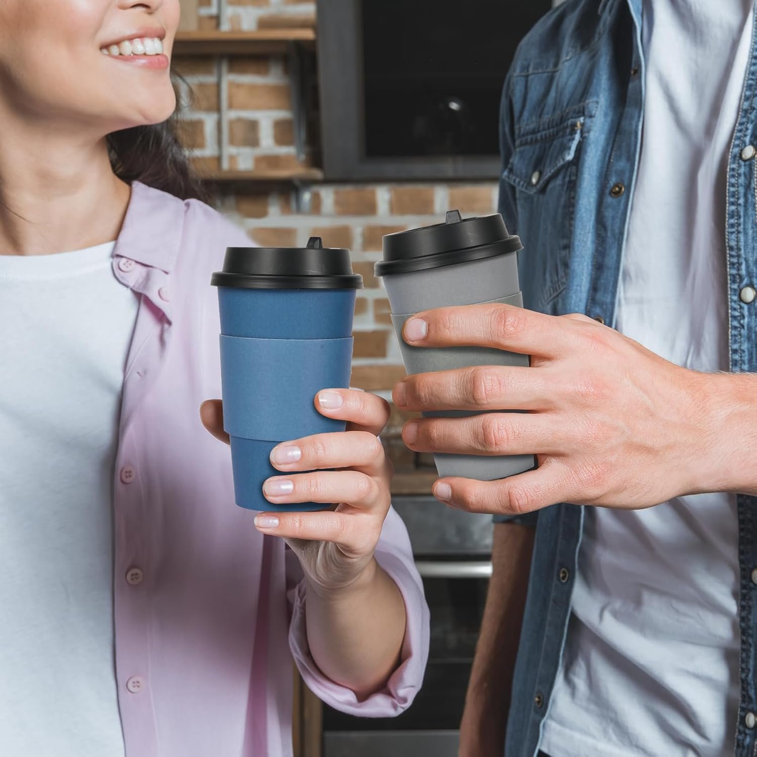 Saját Márkás 100 db 16 oz eldobható papír kávéspoharak fedelekkel ujjvédőkkel és keverőpálcikákkal forró kávéhoz vízhez gyümölcsléhez egyedi logóval kék-szürke kávézók iskolák irodák üzletek számára megbízható gyártótól