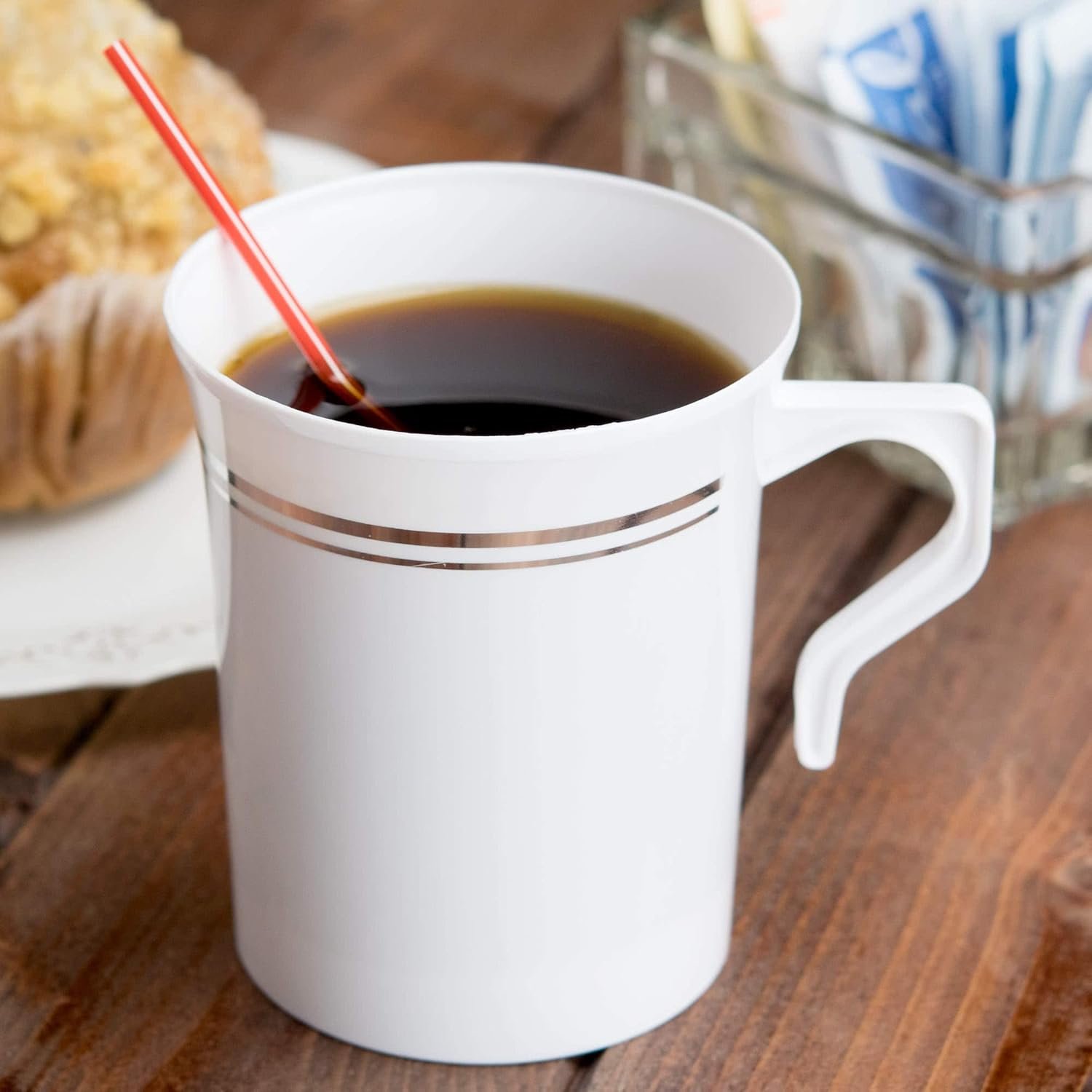 Közvetlen Gyártó 50 db Nehéz Súlyú Egyszer Használatos Fehér Műanyag 8 oz Kávéscsészék Arany Szegéllyel Egyedi Logóval Fogantyús Tea Cappuccino Espresso Csészék Saját Márkás (50 Csomag)