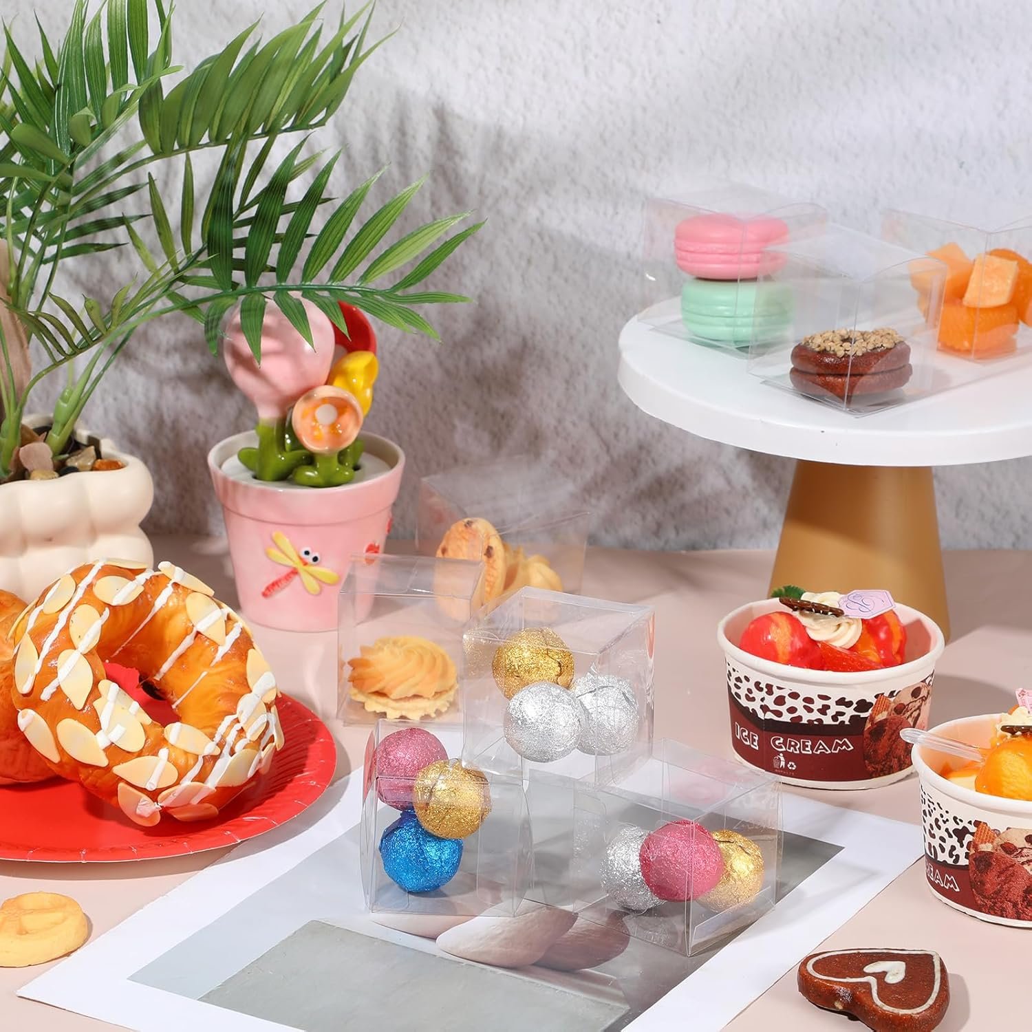 Saját Márkás Átlátszó Műanyag Kocka Favor Dobozok Egyedi Logóval Gyártótól 200 Db Pet Treat Ajándék Tartály Csomagolás Macaron Cukorka Születésnapi Esküvői Parti Baby Shower (2 x 2 x 2 hüvelyk)