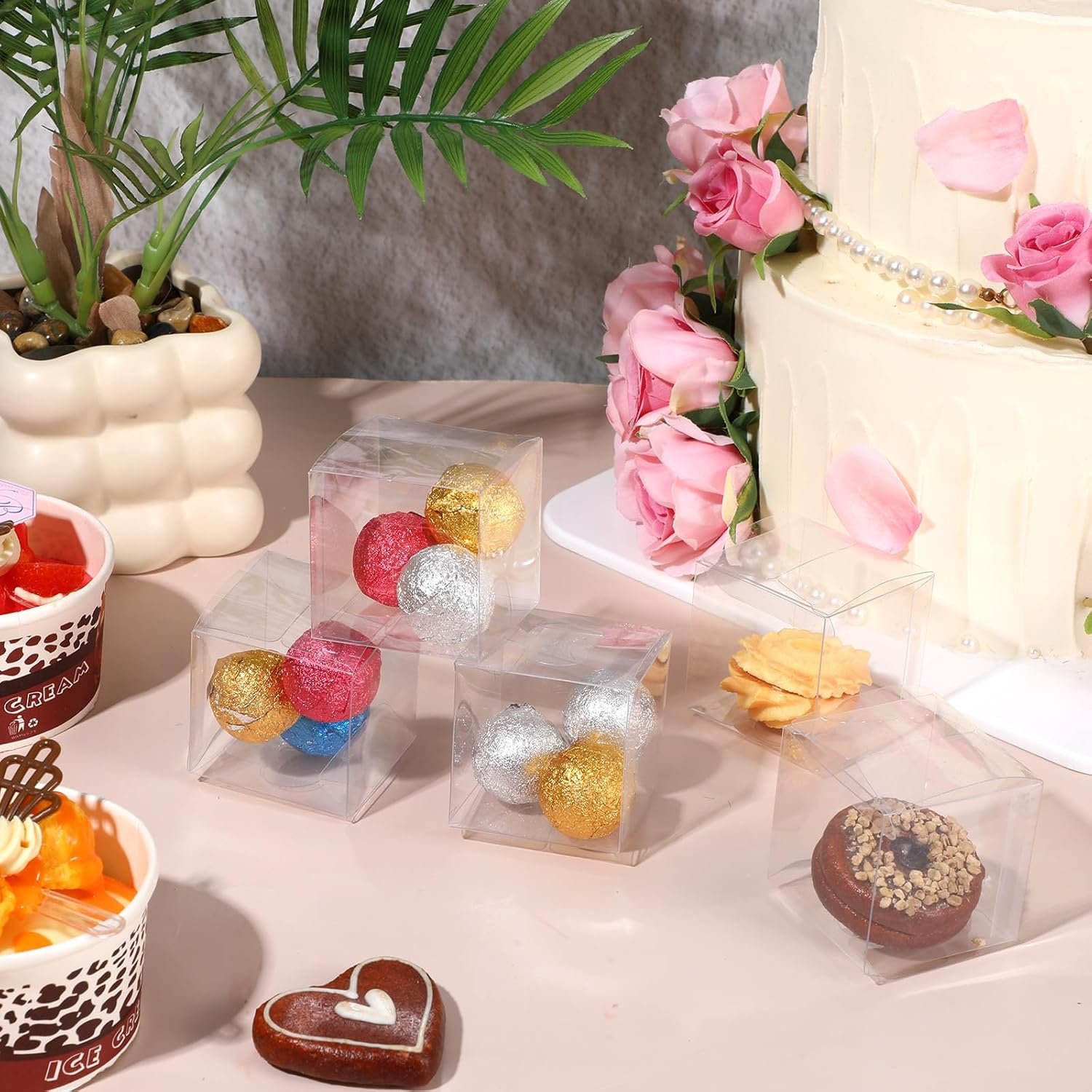 Saját Márkás Átlátszó Műanyag Kocka Favor Dobozok Egyedi Logóval Gyártótól 200 Db Pet Treat Ajándék Tartály Csomagolás Macaron Cukorka Születésnapi Esküvői Parti Baby Shower (2 x 2 x 2 hüvelyk)