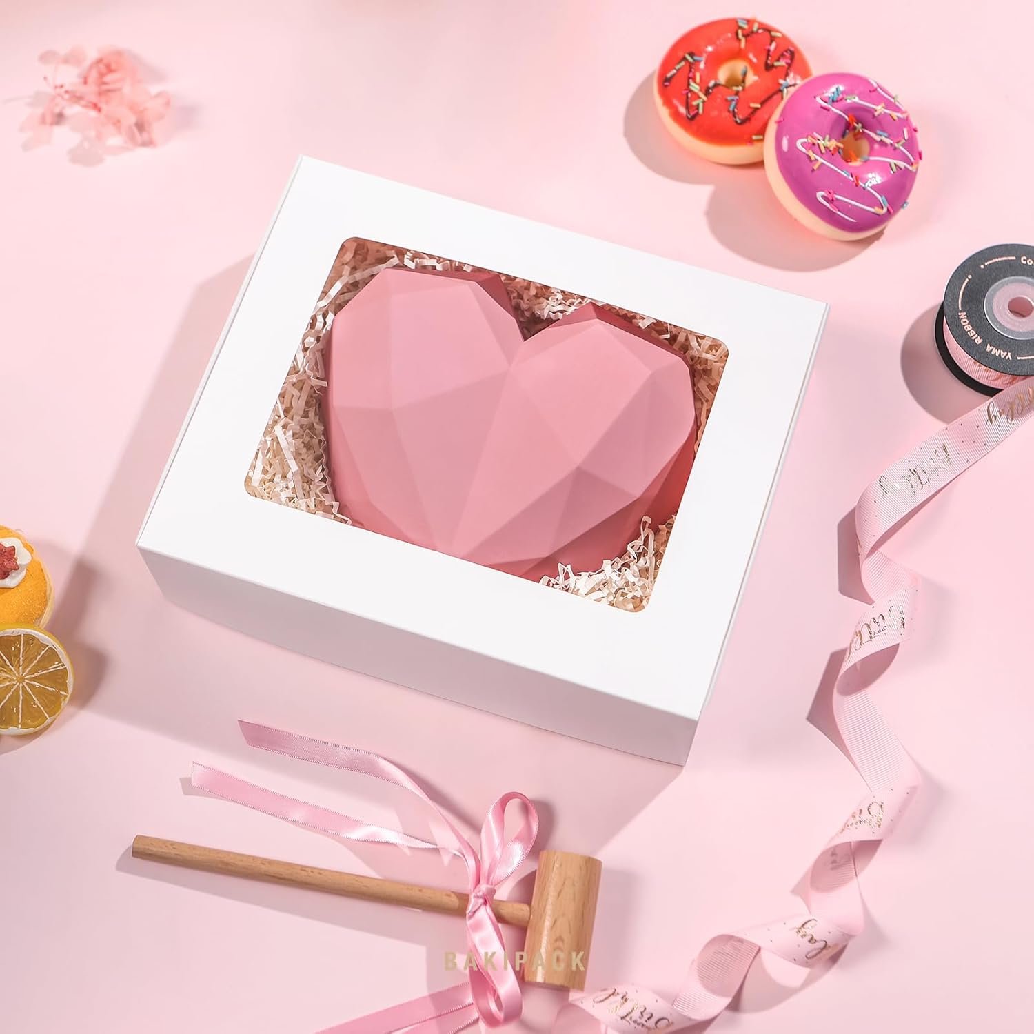 Saját Márkás Fehér Ablakos Süteményes Dobozok 25x20x6 cm Egyedi Logóval 25 db - Gyártó Pitéknek Fánkoknak Muffineknek Csokoládénak Partikra
