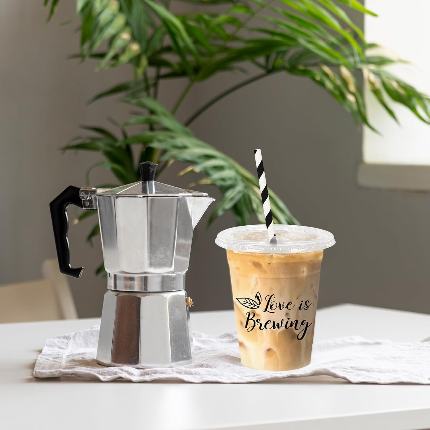 Egyedi logós 50 db Love is Brewing fekete 12 oz műanyag poharak fedéllel szívószállal lánybúcsús esküvői menyasszonyi bulira saját márkás gyártó