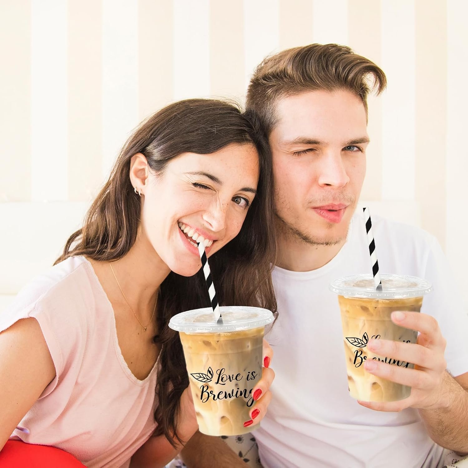 Egyedi logós 50 db Love is Brewing fekete 12 oz műanyag poharak fedéllel szívószállal lánybúcsús esküvői menyasszonyi bulira saját márkás gyártó