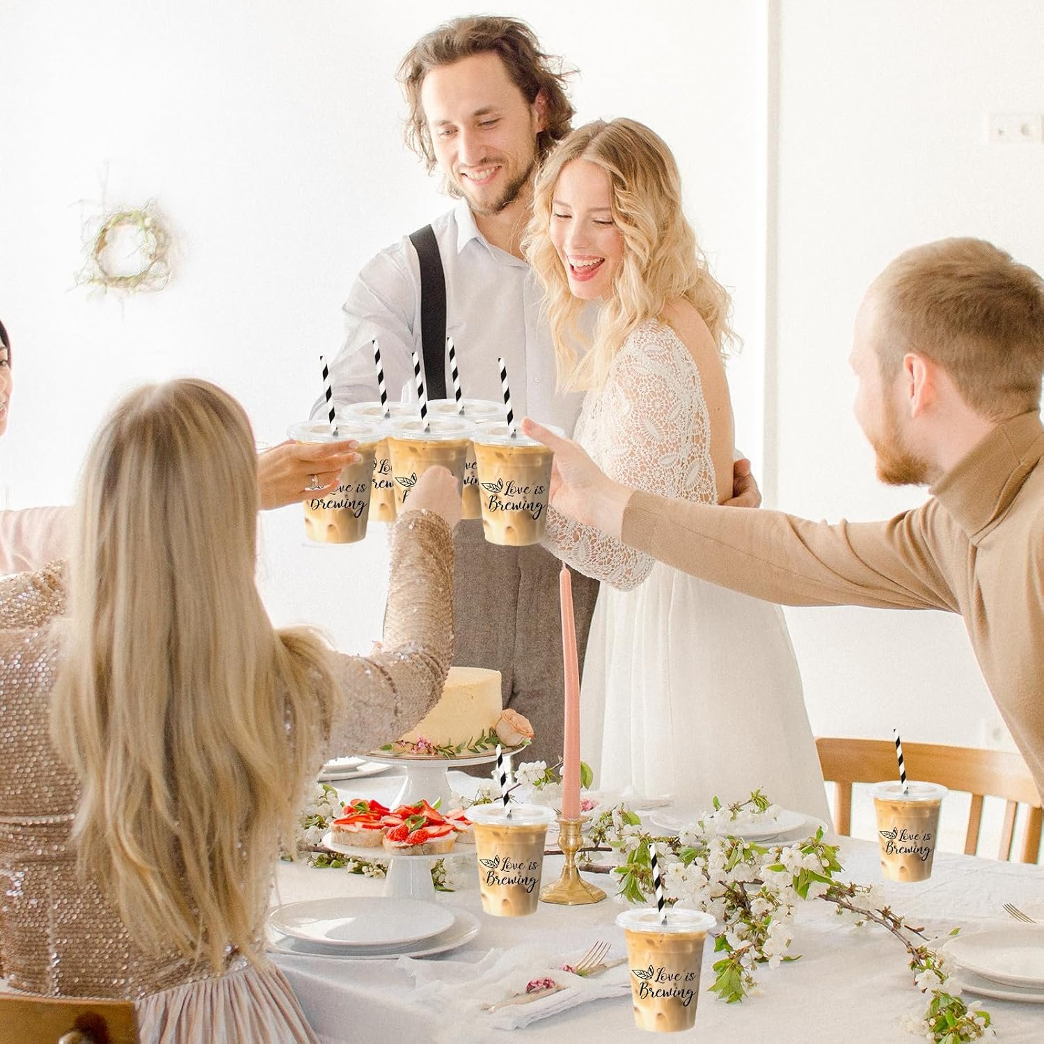 Egyedi logós 50 db Love is Brewing fekete 12 oz műanyag poharak fedéllel szívószállal lánybúcsús esküvői menyasszonyi bulira saját márkás gyártó